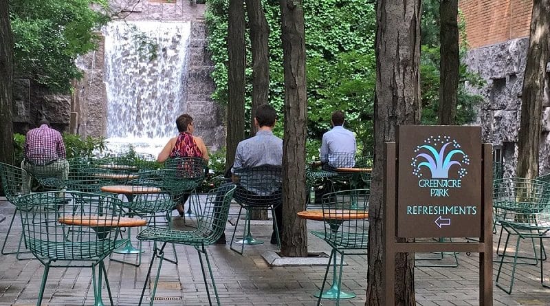 Greenacre Park is an island of nature in the «heart» of new York