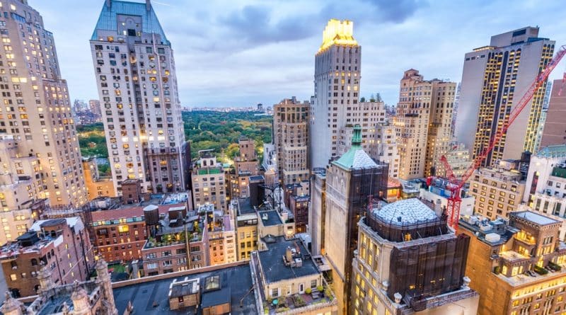 Luxury housing in Manhattan falls in price