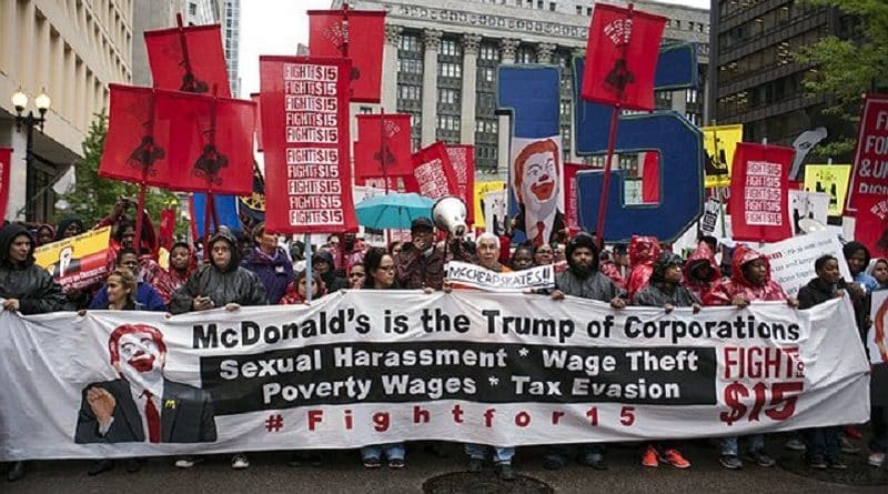 Hundreds of employees of fast food outlets came out to protest in Chicago