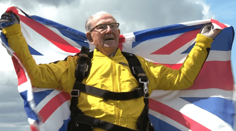 The veteran broke the world record by jumping with a parachute in 101 years and 33 days
