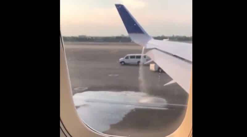 Passengers United Airlines noticed a serious fuel leak