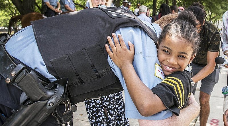 Mission 7-year-old girl: hug police officers in 50 States