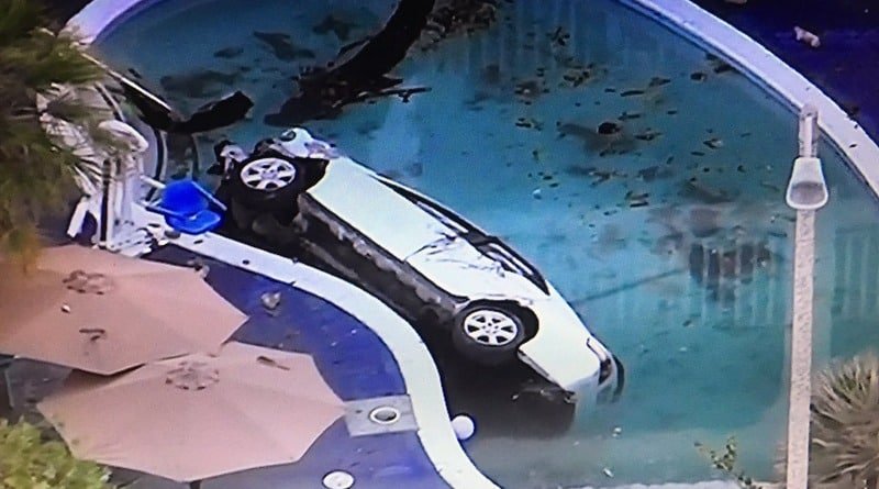 In California the SUV at speed and flew into the pool with the kids (photos)