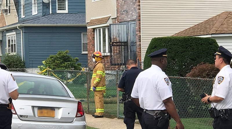 On the porch of the house in Queens threw a parcel with explosives