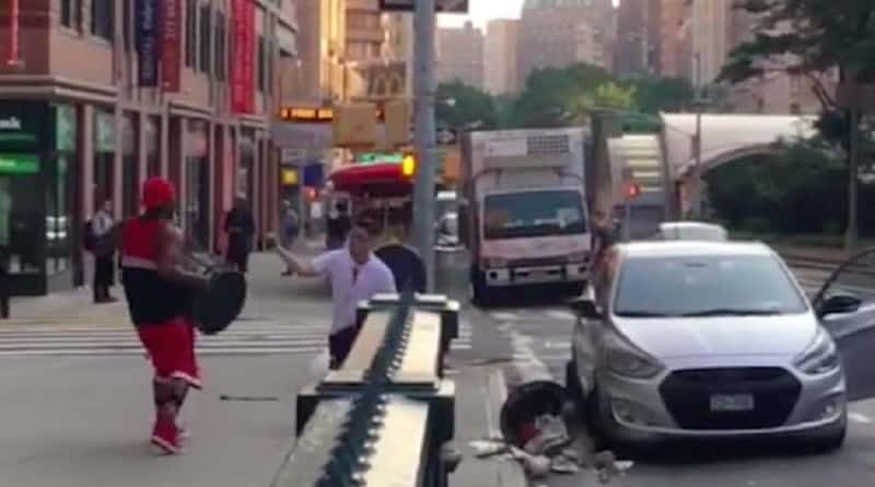 A fight with a machete on Broadway (video)
