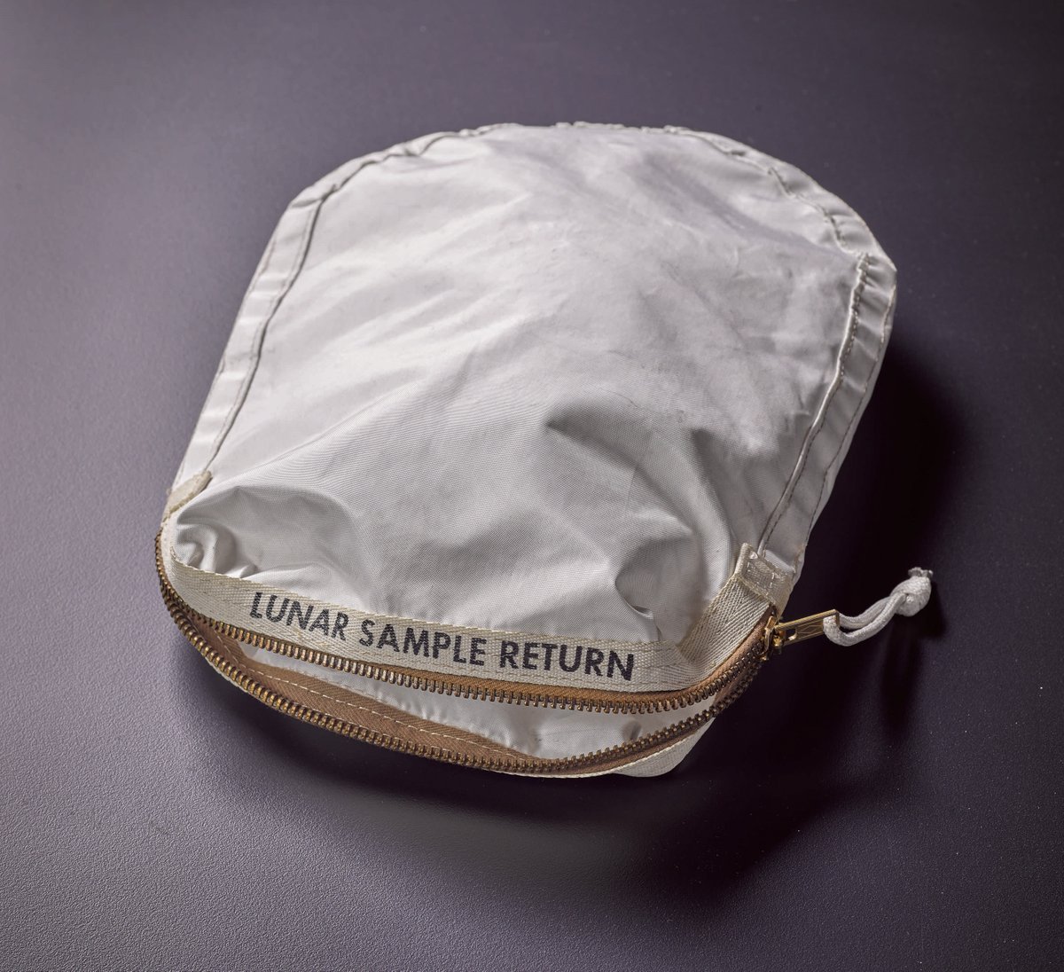 Bag of Neil Armstrong with the lunar dust, sold at auction for $ 1.8 million