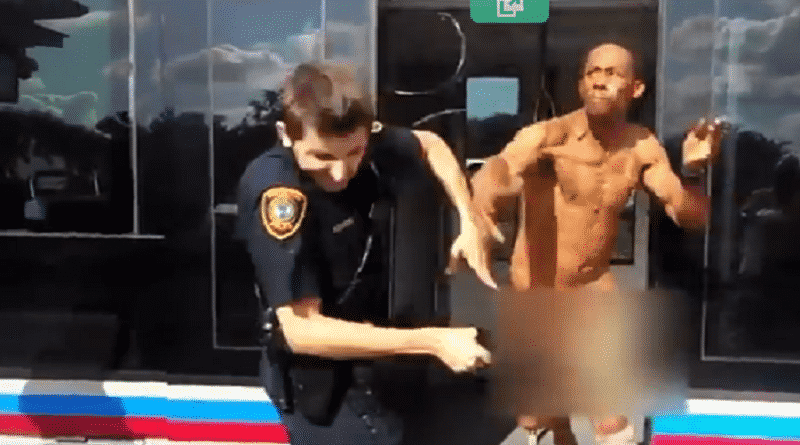 Naked man in Houston attacked a policeman, giving him a slap in the face (video)