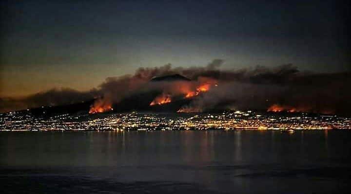 Vesuvius in the fire: in Italy burn the slopes of an active volcano