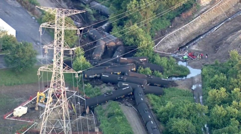 A train wreck of oil in Illinois: in the vicinity of the evacuation