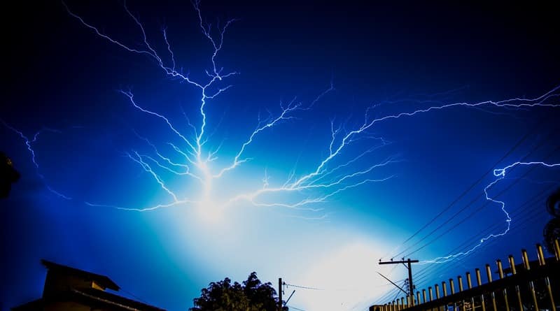 In Florida, a girl gave birth after it was struck by lightning