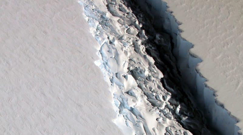 From Antarctica iceberg broke off weighing a trillion tons