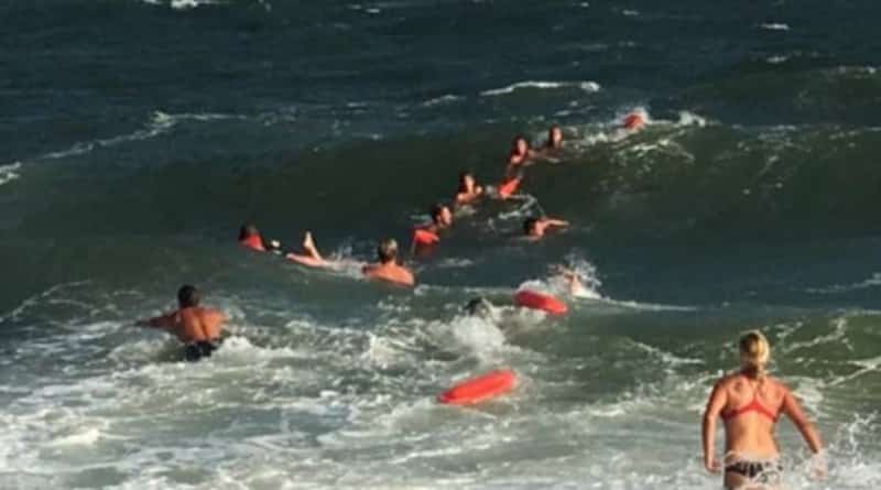 Rescuers lined up in a «human chain» to rescue the drowning