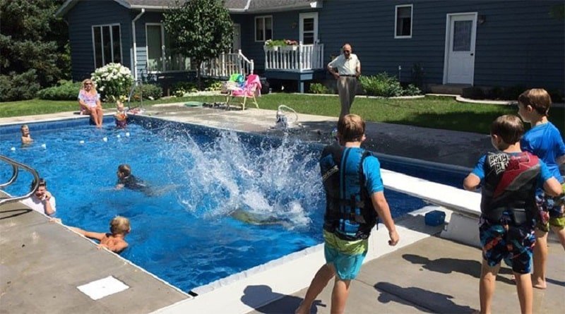 Lonely 94-year-old pensioner built a pool for the neighborhood children