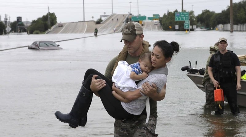 Houston residents fleeing the floods with the help of social networks