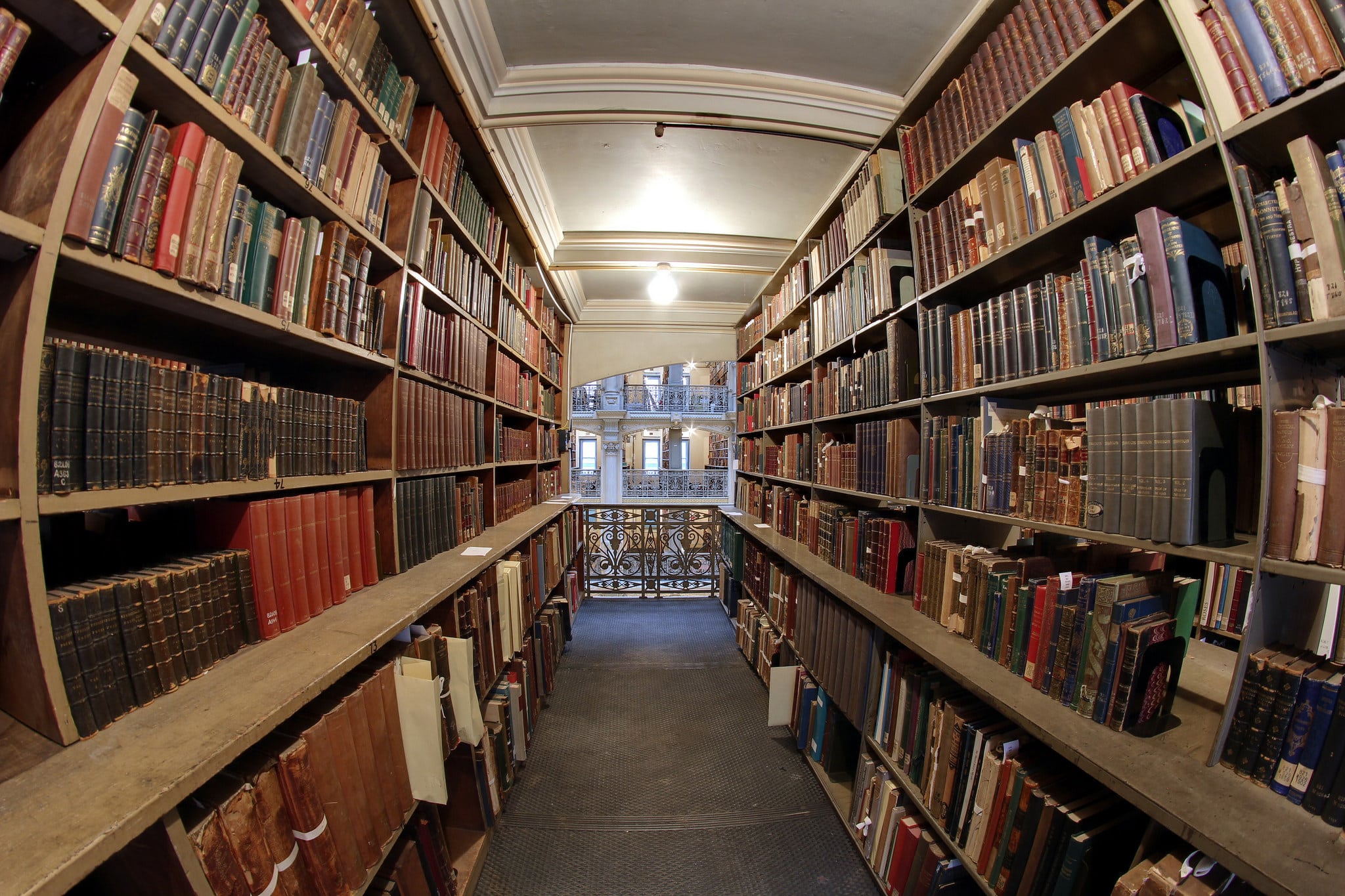 Первая доступна библиотека. Библиокеи Джоджа пиоди. Библиотека Джорджа Пибоди. Библиотека Джорджа Пибоди, Балтимор, Мэриленд, США. Библиотека имени Джорджа Пибоди, Балтимор, штат Мэриленд.