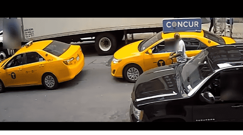 Thief-cyclist Rob taxi drivers through Windows of cars