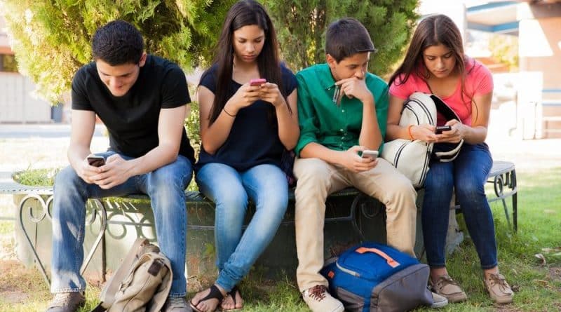 Appeared Tinder for Teens: what to be afraid of parents