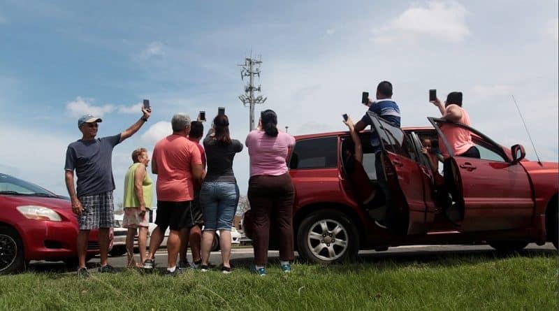 The people of Puerto Rico «hunt» for mobile phones