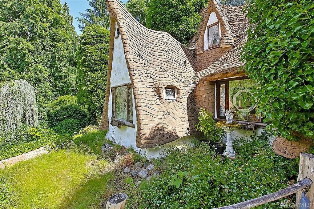 Up for sale is a «Cottage Snow white»