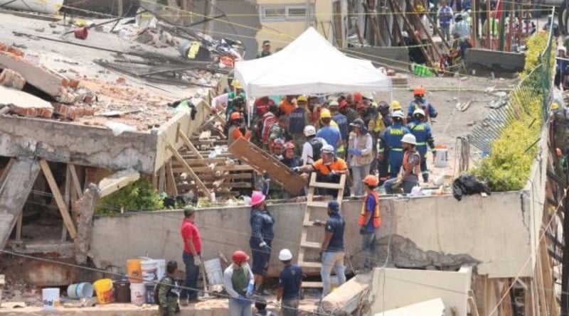 Mexicans made up a story about a girl that «rescued» from the rubble of the school