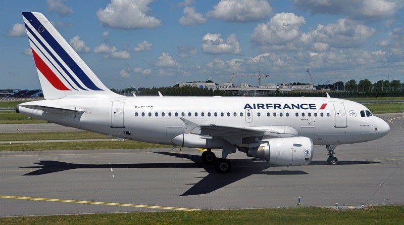 The plane, flying from Paris to Los Angeles, in the sky over the Atlantic engine failure