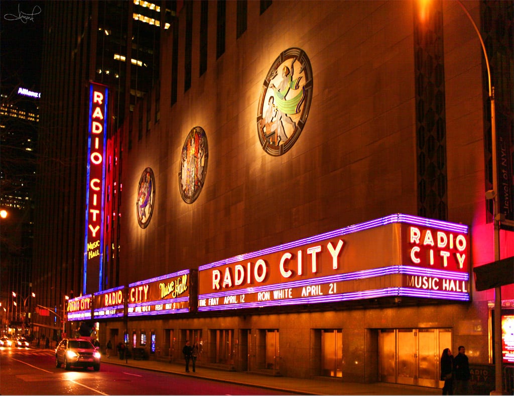 Радио сити кар. Радио Сити Мьюзик Холл Нью-Йорк. Радио Сити Мюзик Холл. Мюзик Холл в Нью-Йорке. Music Hall в Нью Йорке.
