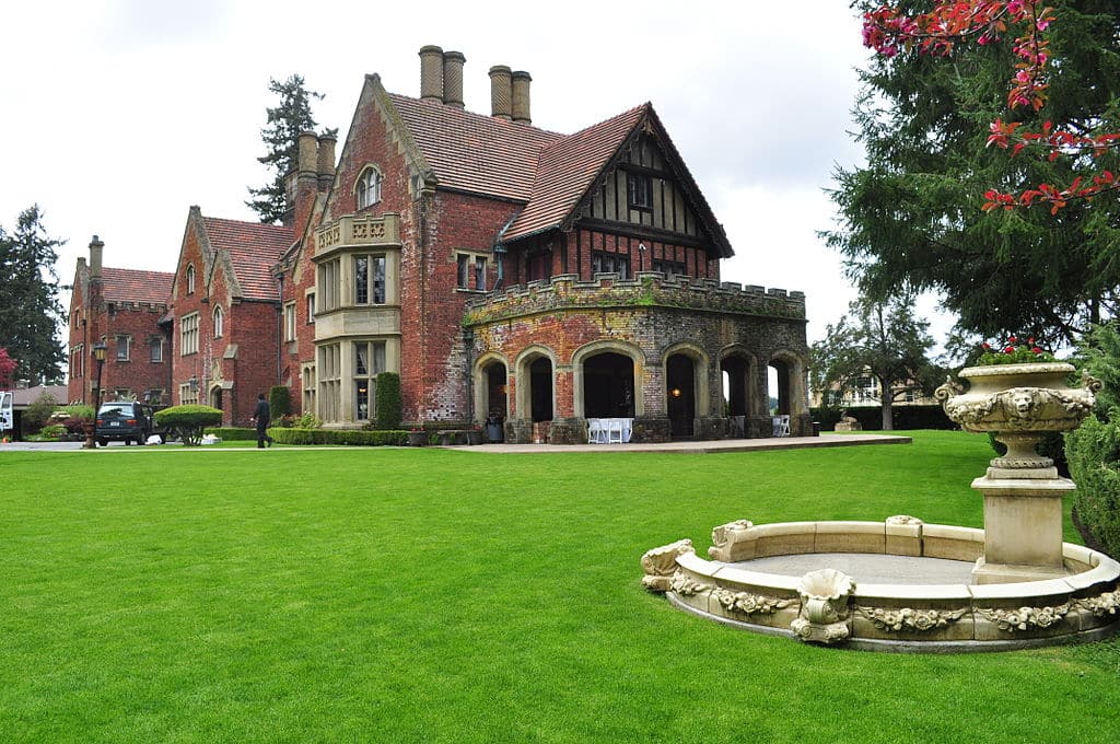 Traveling in USA: Castle, Thornwood, Tacoma, Washington
