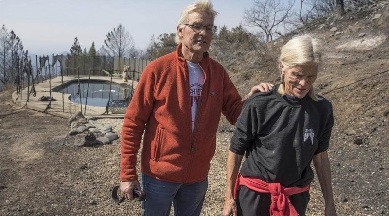 An elderly couple have been in the pool for 6 hours to escape from the fire in California