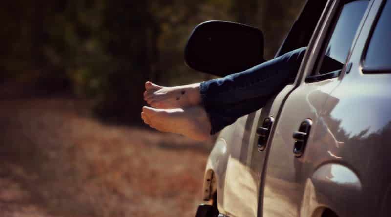 The subtleties of traffic rules in the USA | Driving barefoot