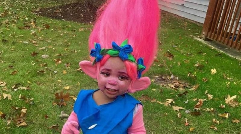 Mother turned one year old daughter in the cartoon character «Trolls» on Halloween (video)