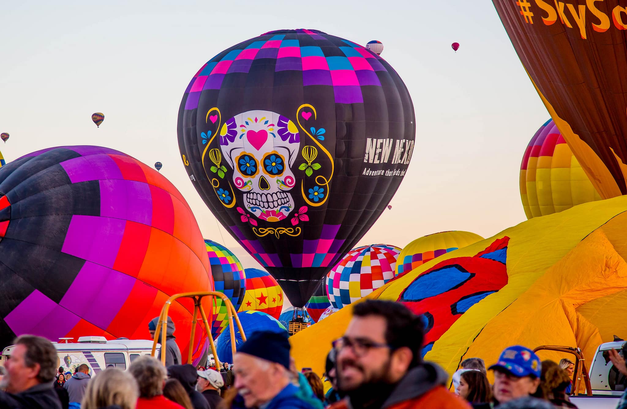 Гонка на воздушных шарах. Albuquerque International Balloon Fiesta фестиваль. Международный фестиваль воздушных шаров в Альбукерке, США. Альбукерка фестиваль шаров. Альбукерке Международный воздушный шар Fiesta Нью-Мексико.