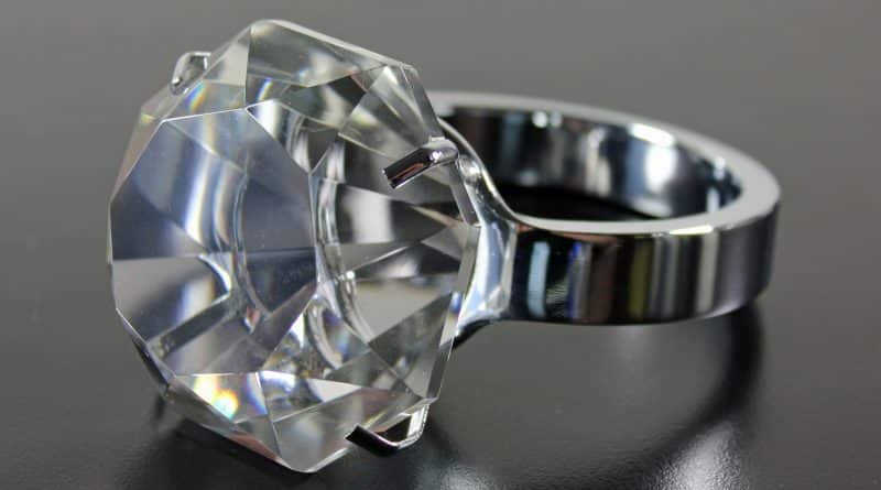 New York utility workers found in the garbage a diamond ring