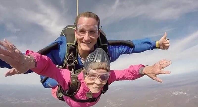 A resident of Pennsylvania jumped with a parachute in the 94th birthday (video)