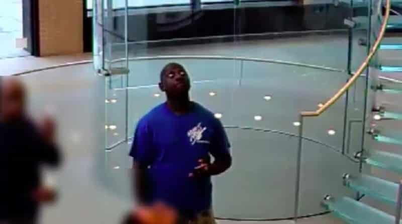 Unknown stole from the Apple store dozens of iPhone, posing as a courier