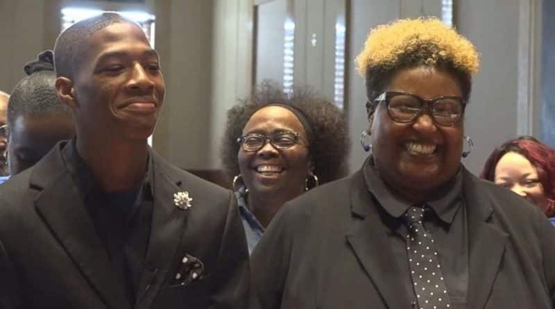 A Texas teenager was adopted by his teacher: «there is Always someone who will love you»