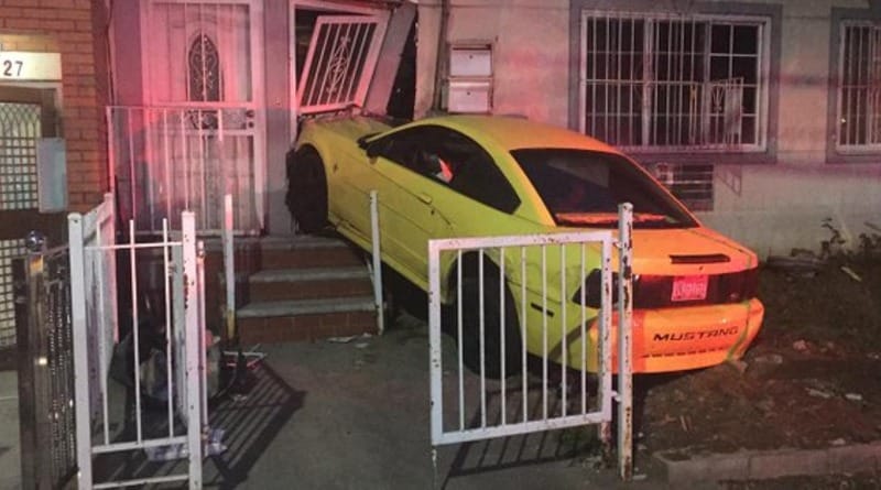 In Queens the driver was caught on the sidewalk and children moved into the house (photo)
