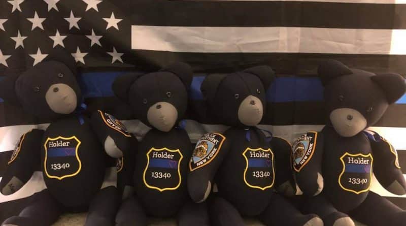 Teddy bear helps not to forget the dead officers