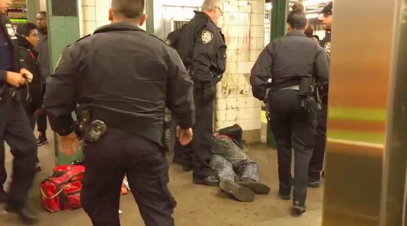 Passengers MTA avenged drunken bully for beating a young mother (video)