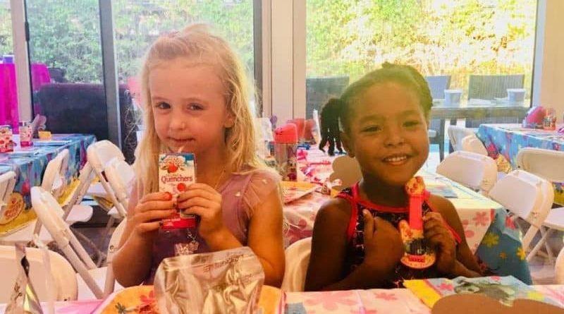 4-year-old girls consider themselves twins because «they have one soul»