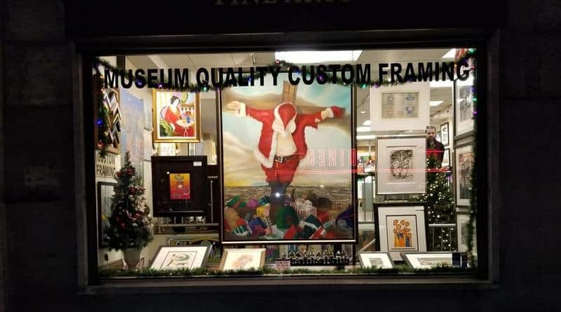 From the gallery of new York have removed a crucified Santa Claus