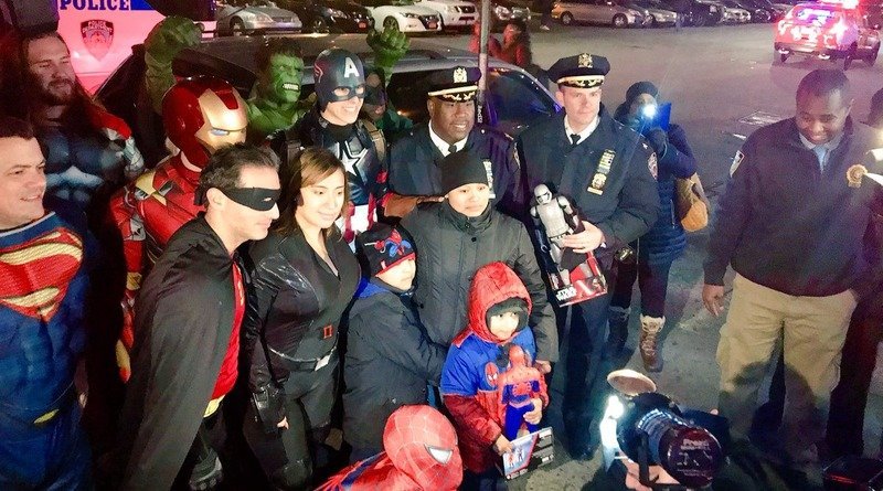 Brooklyn police dressed in superheroes and handed out gifts to children in hospitals (photo)