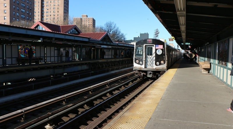 Concerned passengers in new York have saved the man fell on the subway tracks