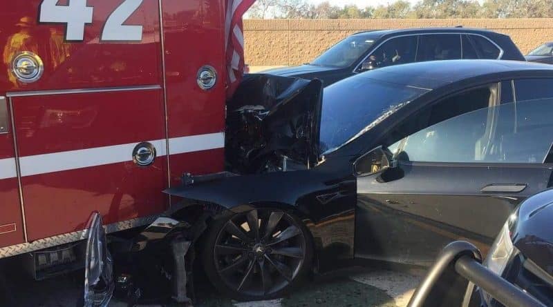 In Los Angeles Tesla on autopilot crashed into a fire truck