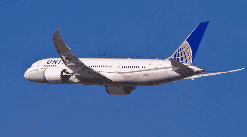United Airlines flight San Francisco — Hawaii safely across the ocean from the failed engine