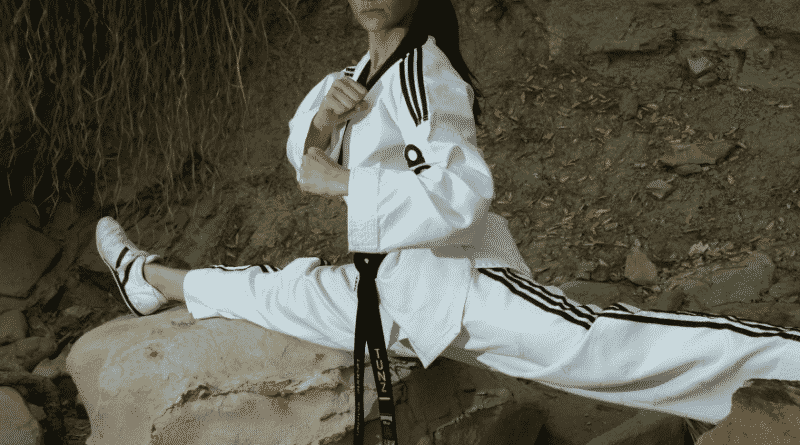 Schoolgirl with a black belt in Taekwondo defused armed with a knife aggressor