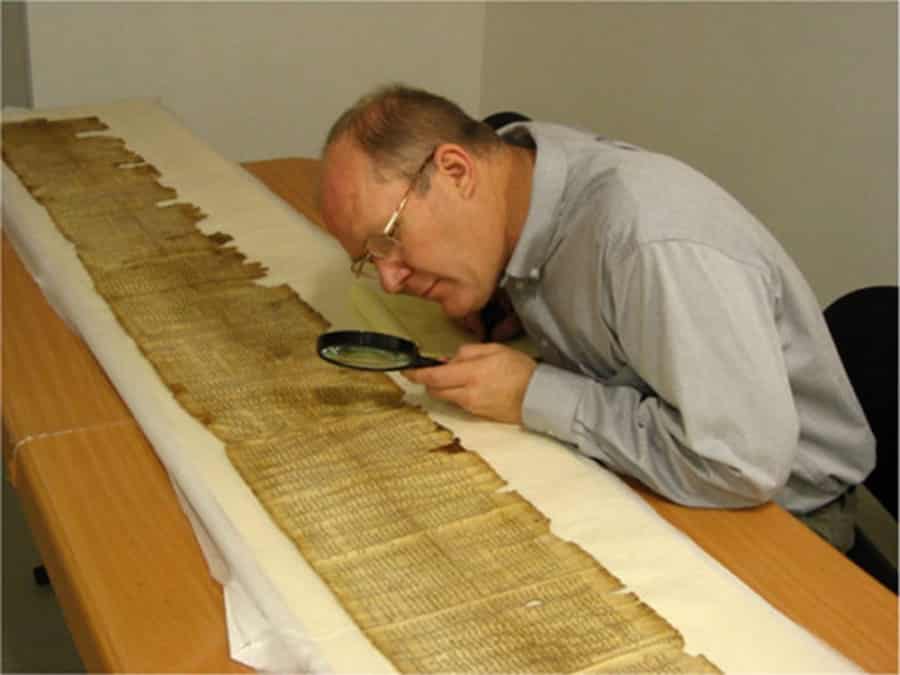 Evangelists from the USA have for years bought the fake Dead sea scrolls, spending millions of dollars
