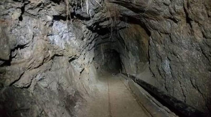 On the border between the U.S. and Mexico have discovered a tunnel with rails and light (photo)