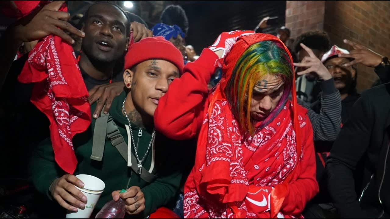 In Manhattan, near the restaurant there’s been a shooting involving the entourage of the rapper Tekashi69