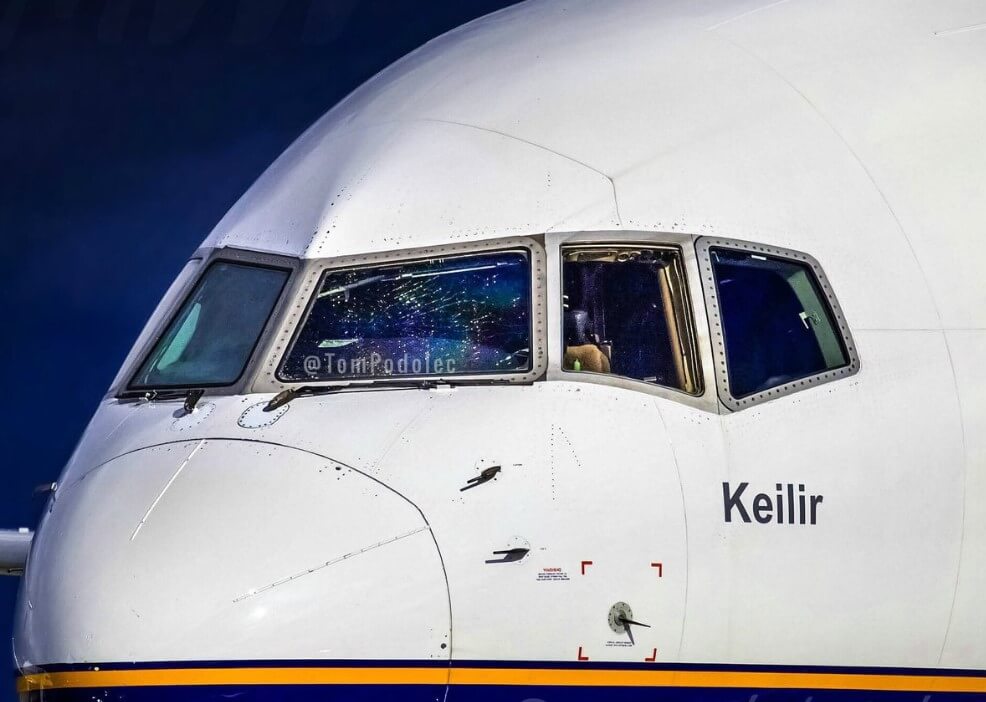 The flight from Florida nearly turned into a tragedy when the cockpit window cracked (Photo)