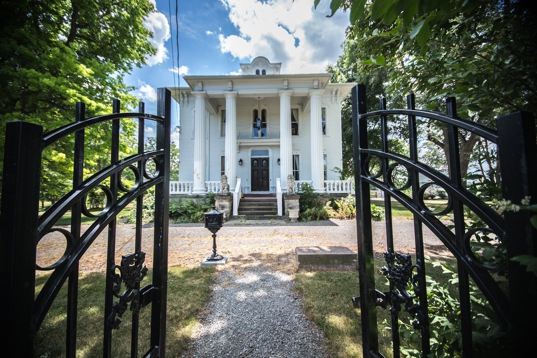 Magnificent mansion with the Ghost is sold in new York for only $499 thousand